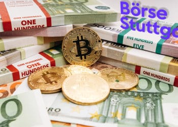 Monedas de Bitcoin frente a pilas de billetes de euro con logo de Börse Stuttgart. Composición por CriptoNoticias, Börse Stuttgart / wikipedia.org; EwaStudio / elements.envato.com