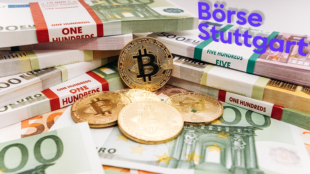 Monedas de Bitcoin frente a pilas de billetes de euro con logo de Börse Stuttgart. Composición por CriptoNoticias, Börse Stuttgart / wikipedia.org; EwaStudio / elements.envato.com