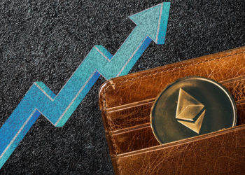Moneda de Ethereum en monedero con flecha indicando aumento en el fondo. Composición por CriptoNoticias. stevanovicigor / elements.envato.com; tartila / freepik.com; ff-photo / elements.envato.com