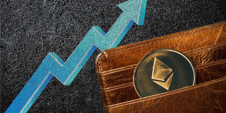 Moneda de Ethereum en monedero con flecha indicando aumento en el fondo. Composición por CriptoNoticias. stevanovicigor / elements.envato.com; tartila / freepik.com; ff-photo / elements.envato.com
