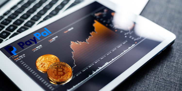 Monedas de Bitcoin sobre tablet con gráfico de mercado y logo de Paypal. Composición por CriptoNoticias. Photology75 / elements.envato.com; PayPal / wikipedia.org; leungchopan / elements.envato.com.