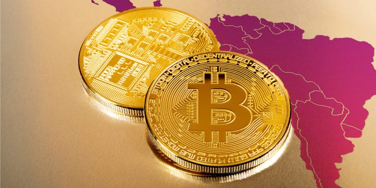 Moneda de Bitcoin sobre superficie dorada con mapa de  Latinoamérica superpuesto. Fuente: Photology75 / elements.envato.com; @pikisuperstar / freepik.com.