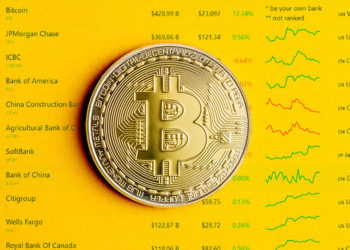 Moneda de Bitcoin sobre listado de principales entidades financieras. Composición por CriptoNoticias. CompaniesMarketCap / companiesmarketcap.com; jirkaejc / elements.envato.com.