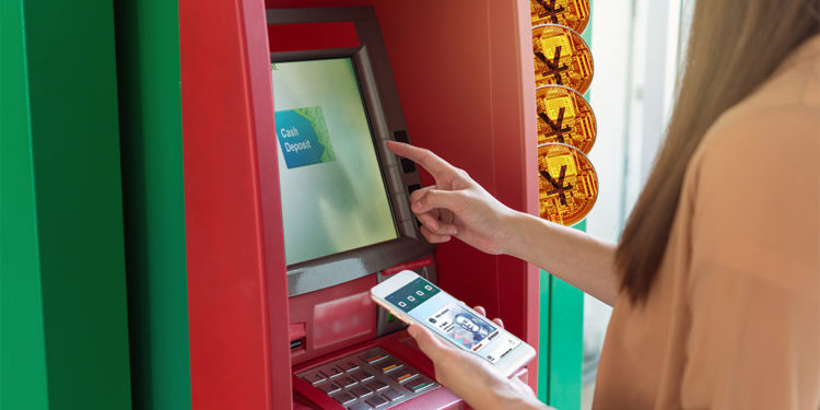 Mujer retira dinero de cajero automático con monedero digital y monedas de yuan digital. Composición por CriptoNoticias. twenty20photos / elements.envato.com; CriptoNoticias / criptonoticias.com; thananit_s / elements.envato.com; johan10 / elements.envato.com; rawpixel / freepik.com.