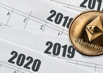 Moneda de Ethereum sobre calendarios anuales. Composición por CriptoNoticias. grafvision / elements.envato.com; twenty20photos / elements.envato.com.