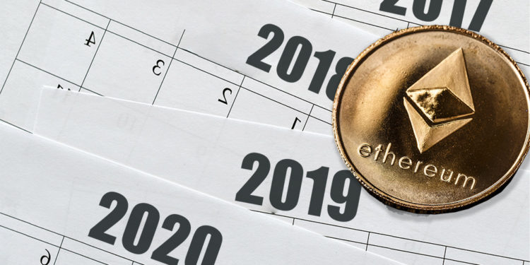Moneda de Ethereum sobre calendarios anuales. Composición por CriptoNoticias. grafvision / elements.envato.com; twenty20photos / elements.envato.com.