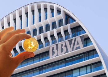 Mano sostiene moneda de Bitcoin frente a edificio del BBVA. Composición por CriptoNoticias. BBVA / facebook.com; Sonyachny / elements.envato.com