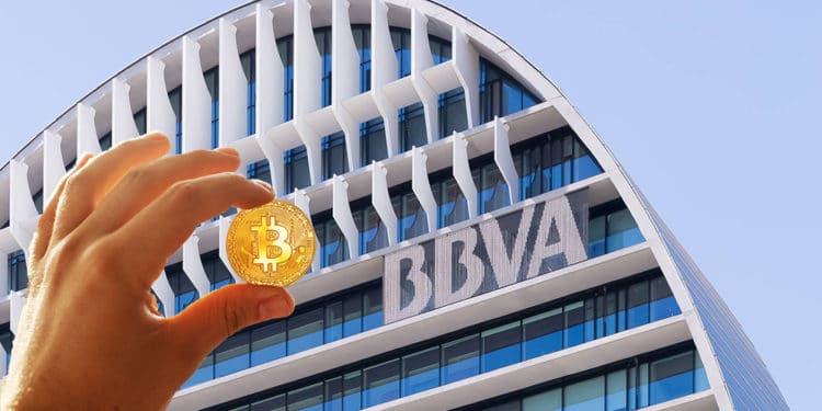 Mano sostiene moneda de Bitcoin frente a edificio del BBVA. Composición por CriptoNoticias. BBVA / facebook.com; Sonyachny / elements.envato.com