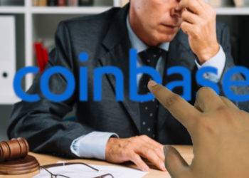 Mano señala logo de Coinbase con ejecutivo cansado en el fondo. Composición por CriptoNoticias. Coinbase / wikipedia.org; iModDesign / pixabay.com; freepik / freepik.com.