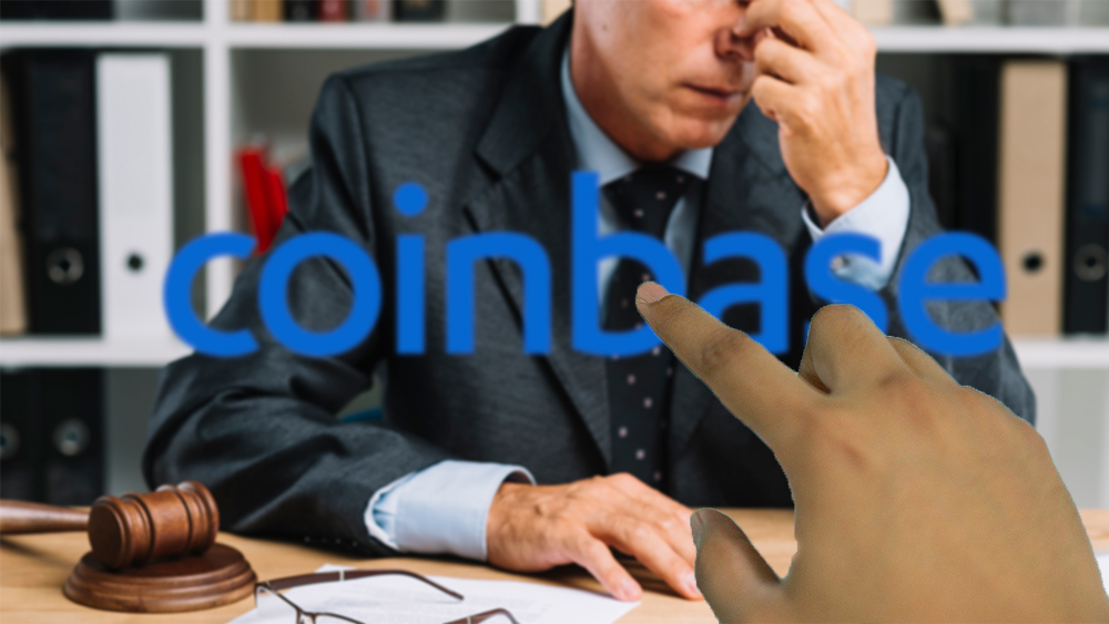 Mano señala logo de Coinbase con ejecutivo cansado en el fondo. Composición por CriptoNoticias. Coinbase / wikipedia.org; iModDesign / pixabay.com; freepik / freepik.com.