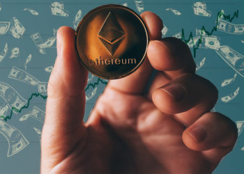 Mano sostiene moneda de Ethereum con billetes y gráfico del precio en el fondo. Composición por CriptoNoticias. CoinMarketCap / coinmarketcap.com; stevanovicigor / elements.envato.com; Patrick Pascal Schauß /  Pixabay.com