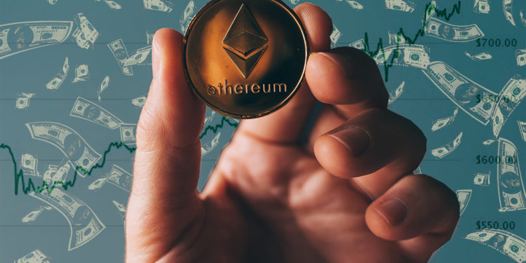 Mano sostiene moneda de Ethereum con billetes y gráfico del precio en el fondo. Composición por CriptoNoticias. CoinMarketCap / coinmarketcap.com; stevanovicigor / elements.envato.com; Patrick Pascal Schauß /  Pixabay.com
