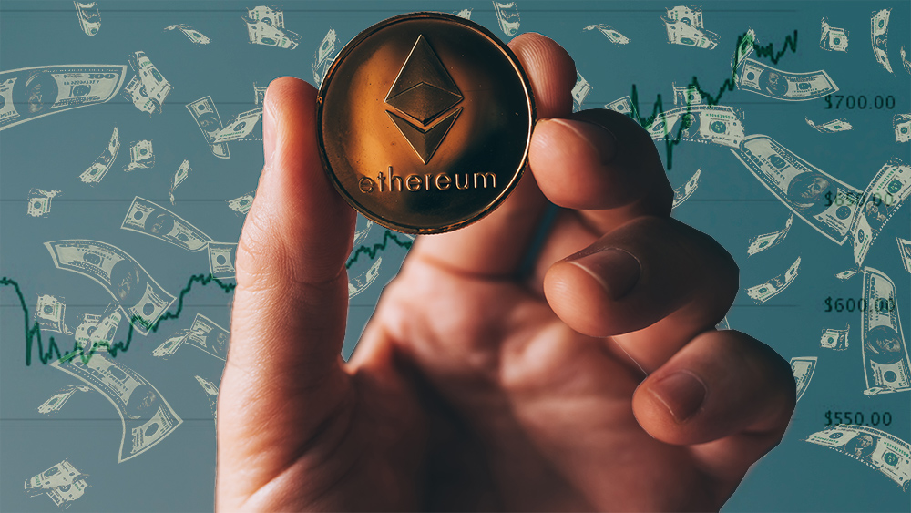 Mano sostiene moneda de Ethereum con billetes y gráfico del precio en el fondo. Composición por CriptoNoticias. CoinMarketCap / coinmarketcap.com; stevanovicigor / elements.envato.com; Patrick Pascal Schauß /  Pixabay.com