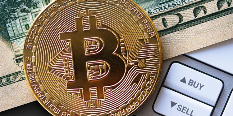 Moneda de Bitcoin sobre billete de dólar junto a botones de compra y venta. Fuente: macondoso / elements.envato.com
