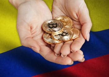 Mujer sostiene monedas de Bitcoin sobre bandera de Colombia. Composición por CriptoNoticias. vadymvdrobot / elements.envato.com; wirestock / Freepik.com