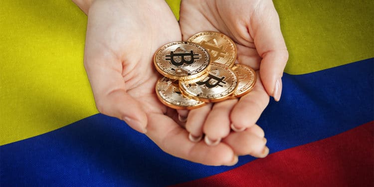 Mujer sostiene monedas de Bitcoin sobre bandera de Colombia. Composición por CriptoNoticias. vadymvdrobot / elements.envato.com; wirestock / Freepik.com