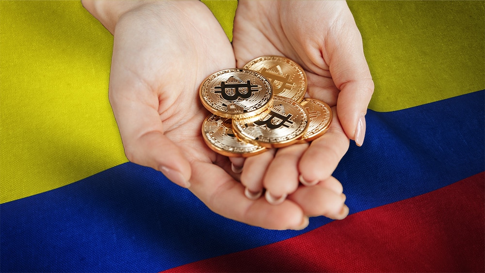 Mujer sostiene monedas de Bitcoin sobre bandera de Colombia. Composición por CriptoNoticias. vadymvdrobot / elements.envato.com; wirestock / Freepik.com