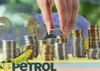 Logo de Ecopetrol frente a hombre apilando monedas sobre mesa con bandera de Colombia superpuesta y blockchain en el fondo. Composición por CriptoNoticias. EcoPetrol ; LightFieldStudios / elements.envato.com; rawpixel / freepik.com; iLexx / elements.envato.com
