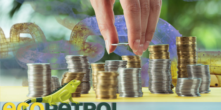 Logo de Ecopetrol frente a hombre apilando monedas sobre mesa con bandera de Colombia superpuesta y blockchain en el fondo. Composición por CriptoNoticias. EcoPetrol ; LightFieldStudios / elements.envato.com; rawpixel / freepik.com; iLexx / elements.envato.com