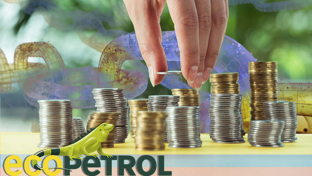 Logo de Ecopetrol frente a hombre apilando monedas sobre mesa con bandera de Colombia superpuesta y blockchain en el fondo. Composición por CriptoNoticias. EcoPetrol ; LightFieldStudios / elements.envato.com; rawpixel / freepik.com; iLexx / elements.envato.com