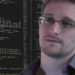 Edward Snowden frente a pantalla con código y logo de Signal superpuesto. Composición por CriptoNoticias. Edward Snowden / edwardsnowden.com; Signal Messenger / wikipedia.org; Boskampi  / pixabay.com