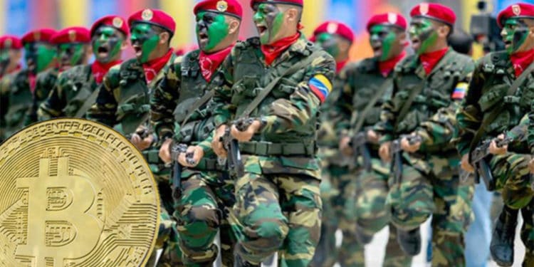 Moneda de Bitcoin sobre imagen de soldados venezolanos. Composición por CriptoNoticias. Todos Ahora / todosahora.com;  jirkaejc / elements.envato.com