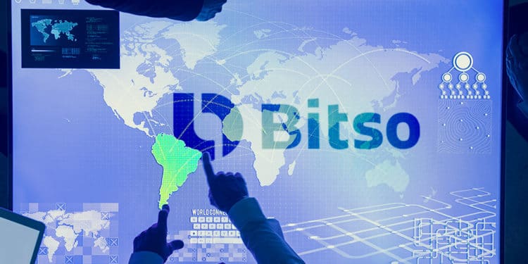 Persona seleccionando a latinoamérica sobre pantalla con logo de Bitso superpuesto. Composición por CriptoNoticias. bitso / bitso.com; Rawpixel / elements.envato.com.