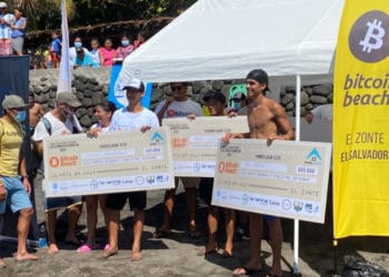 Participantes del festival recibiendo premios en satoshis de bitcoin beach. Fuente: @Bitcoinbeach
 / Twitter.com