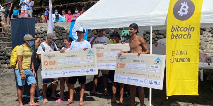 Participantes del festival recibiendo premios en satoshis de bitcoin beach. Fuente: @Bitcoinbeach
 / Twitter.com