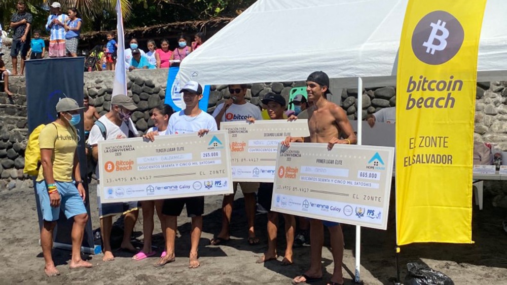 Participantes del festival recibiendo premios en satoshis de bitcoin beach. Fuente: @Bitcoinbeach
 / Twitter.com