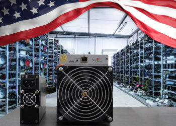 Minero de Bitcoin sobre mesa frente a granja de minería con bandera de Estados Unidos superpuesta. Composición por CriptoNoticias. rawf8 / elements.envato.com; fitck / piqsels.com; photocreo / elements.envato.com.