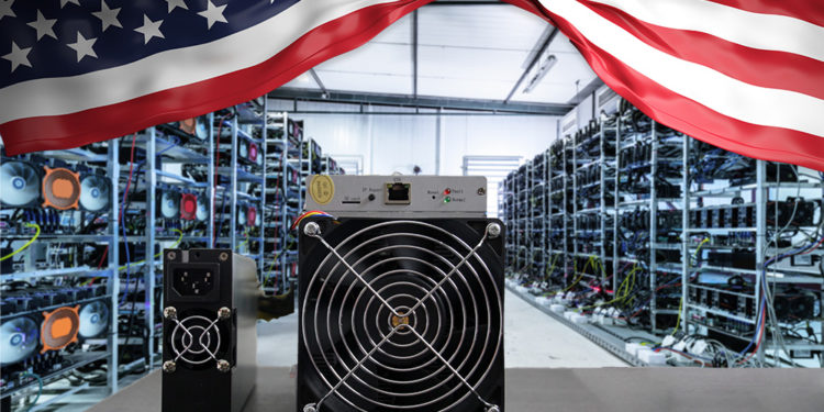 Minero de Bitcoin sobre mesa frente a granja de minería con bandera de Estados Unidos superpuesta. Composición por CriptoNoticias. rawf8 / elements.envato.com; fitck / piqsels.com; photocreo / elements.envato.com.