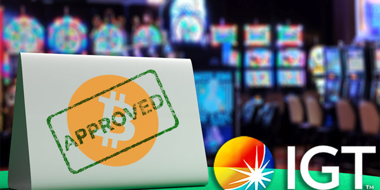 Logo de Bitcoin con sello de aprobado sobre placa metálica junto a logo de IGT con maquinas tragamonedas en el fondo. Composición por CriptoNoticias. Bitcoin / bitcoin.org; International Game Technology Plc / igt.com; OpenClipart-Vectors / pixabay.com; rawf8 / elements.envato.com.