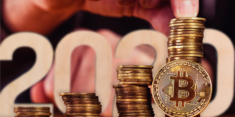 Moneda de Bitcoin frente a monedas apiladas con letrero de 2020 y hombre en el fondo. Composición por CriptoNoticias. Prostock-studio / elements.envato.com; stevanovicigor / elements.envato.com.