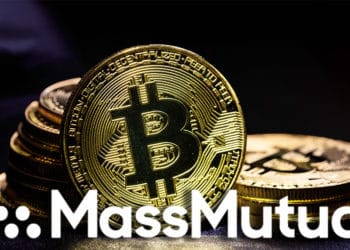 Logo de MassMutual frente a monedas de Bitcoin. Composición por CriptoNoticias. rawf8 / elements.envato.com; Mass Mutual / massmutual.com
