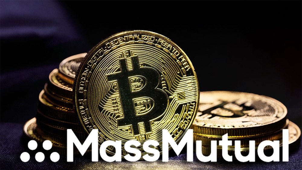 Logo de MassMutual frente a monedas de Bitcoin. Composición por CriptoNoticias. rawf8 / elements.envato.com; Mass Mutual / massmutual.com