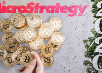 Mujer sujeta moneda de Bitcoin con monedas apiladas en el fondo sobre mesa navideña con logo de MicroStrategy superpuesta. Composición por CriptoNoticias. MicroStrategy / microstrategy.com; bitcointere / pxhere.com; prosto_juli / elements.envato.com.