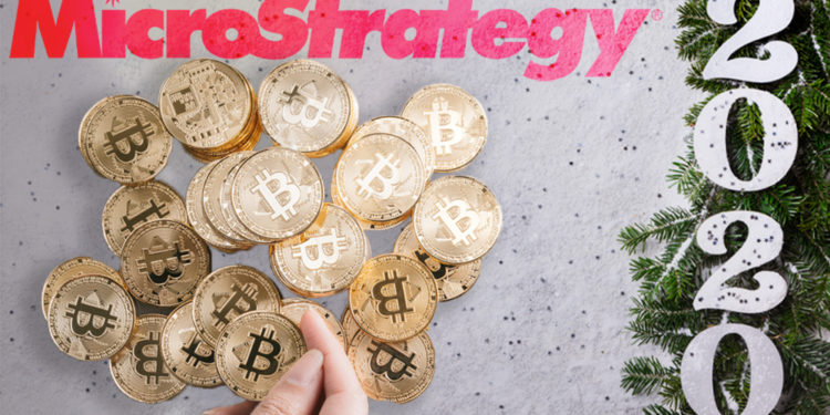 Mujer sujeta moneda de Bitcoin con monedas apiladas en el fondo sobre mesa navideña con logo de MicroStrategy superpuesta. Composición por CriptoNoticias. MicroStrategy / microstrategy.com; bitcointere / pxhere.com; prosto_juli / elements.envato.com.