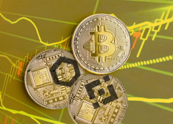 Moneda de Bitcoin sobre monedas de Binance y Chainlink con gráfico alcista en el fondo. Composición por CriptoNoticias. Binance / coinmarketcap.com; twenty20photos / elements.envato.com; Chainlink / coinmarketcap.com; jirkaejc / elements.envato.com.