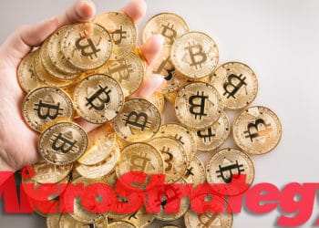 Mano sosteniendo monedas de Bitcoin con logo de MicroStrategy superpuesto. Composición por CriptoNoticias. MicroStrategy / microstrategy.com; bitcointere / pxhere.com