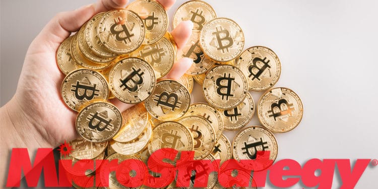 Mano sosteniendo monedas de Bitcoin con logo de MicroStrategy superpuesto. Composición por CriptoNoticias. MicroStrategy / microstrategy.com; bitcointere / pxhere.com