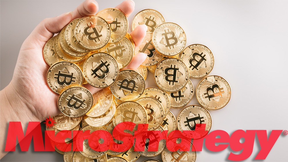 Mano sosteniendo monedas de Bitcoin con logo de MicroStrategy superpuesto. Composición por CriptoNoticias. MicroStrategy / microstrategy.com; bitcointere / pxhere.com