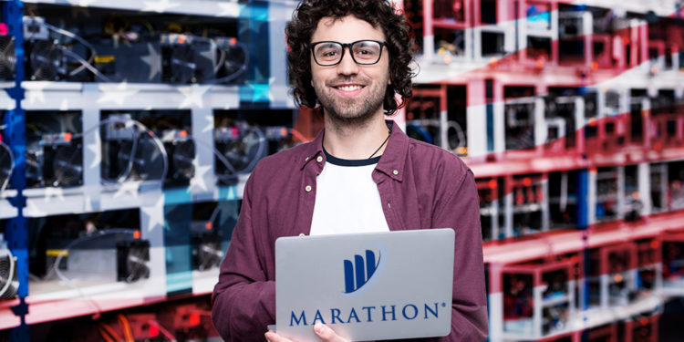 Hombre sostiene laptop con logo de Marathon Patent Group y bandera de Estados Unidos y racks de mineros en el fondo. Composición por CriptoNoticias.  Marathon Patent Group / maratonpg.com; LightFieldStudios / elements.envato.com; wirestock / freepik.com