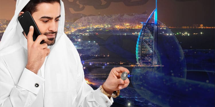 Hombre sostiene moneda digital con edificios de los Emiratos Arabes en el fondo con blockchain superpuesta. Composición por CriptoNoticias. johan10 / elements.envato.com; serhiibobyk / elements.envato.com; iLexx / elements.envato.com; kijevskymarek / elements.envato.com