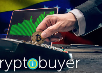 Logo de Cryptobuyer frente a hombre pagando con moneda de Bitcoin con gráfico alcista y bandera de Venezuela en el fondo. Composición por CriptoNoticias. cryptobuyer / cryptobuyer.io; master1305 / freepik.com;  leungchopan / elements.envato.com; wirestock / Freepik.com.