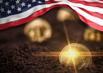 Monedas de Bitcoin saliendo de la tierra con bandera de Estados Unidos. Composición por CriptoNoticias. rawf8 / elements.envato.com; grafvision / elements.envato.com