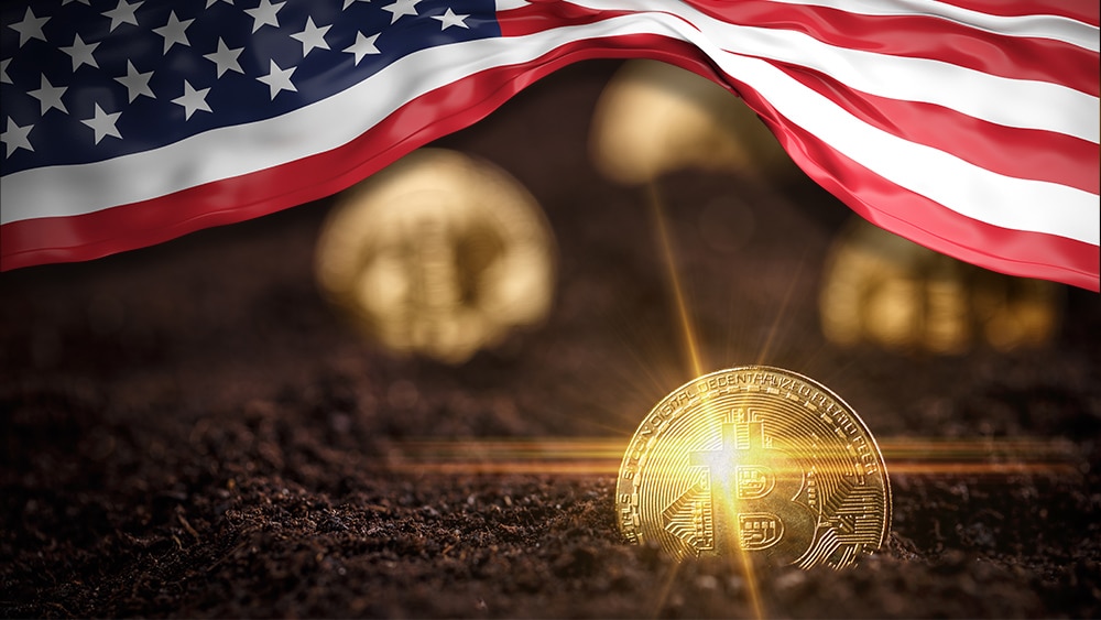 Monedas de Bitcoin saliendo de la tierra con bandera de Estados Unidos. Composición por CriptoNoticias. rawf8 / elements.envato.com; grafvision / elements.envato.com