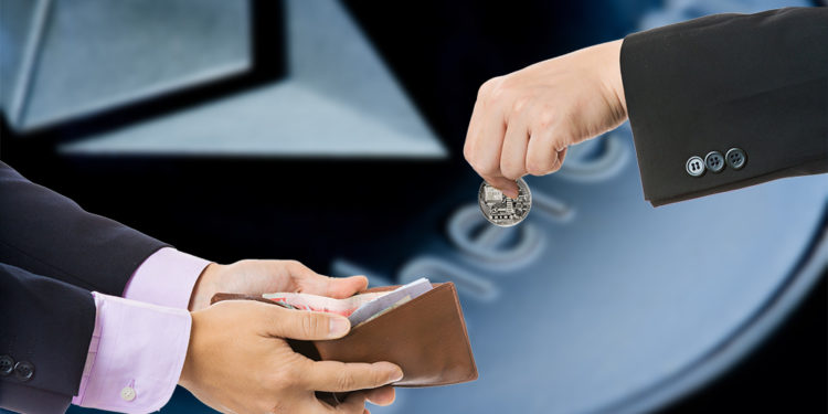 Personas realizando préstamo de tokens con moneda de Ethereum en el fondo. Composición por CriptoNoticias. macondoso / elements.envato.com; johan10 / elements.envato.com; leungchopan / elements.envato.com