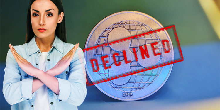 Mujer hace señal de rechazo con sello de "declinado" sobre  moneda de XRP. Composición por CriptoNoticias. LightFieldStudios / elements.envato.com; TayebMEZAHDIA / pixabay.com; juary / piqsels.com.