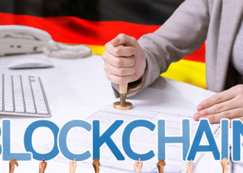 Mujer colocando sello en documento financiero con bandera de Alemania en el fondo y blockchain superpuesto. Composición por CriptoNoticias. martinholv / elements.envato.com; Pressmaster / elements.envato.com; rawpixel.com / freepik.com